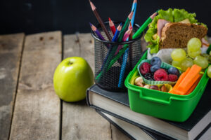 Lunch box et crayons d'école